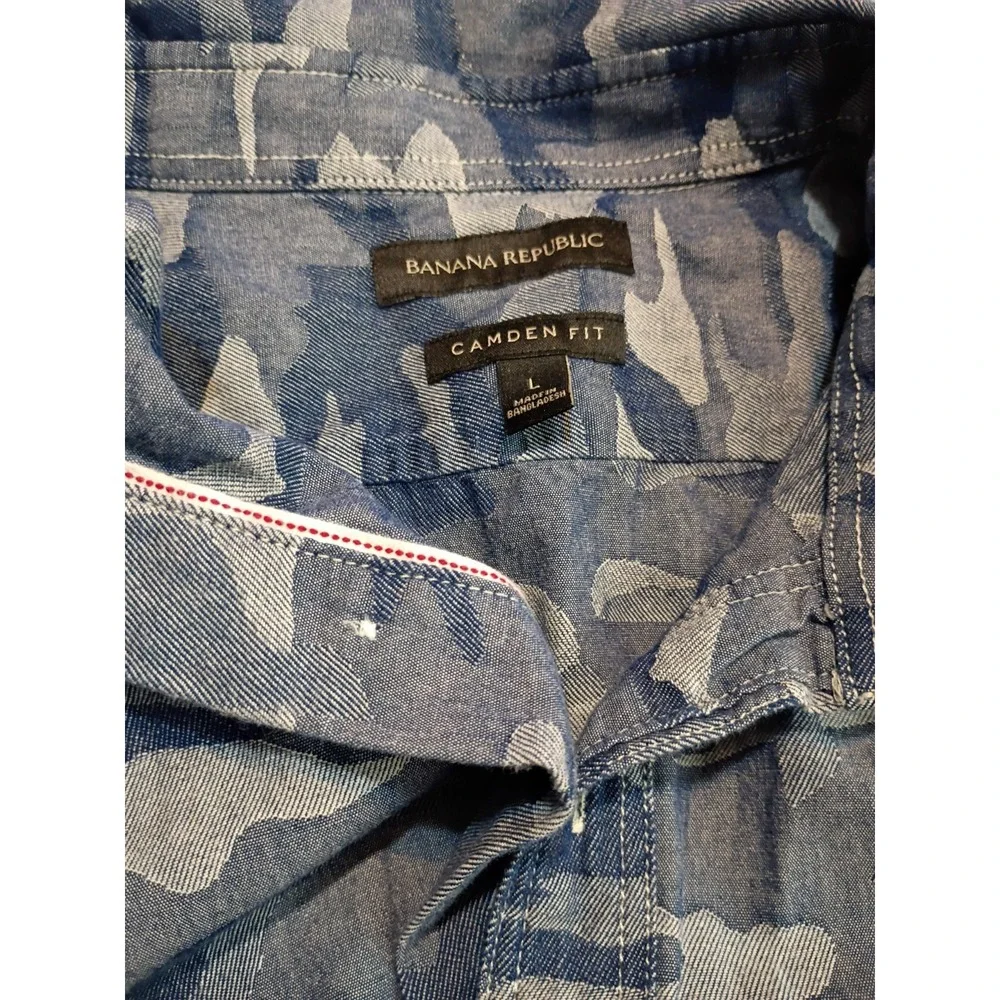 Banana Republic Mens Large Camden Blue Camo Denim Button Up Short Sleeve Safari